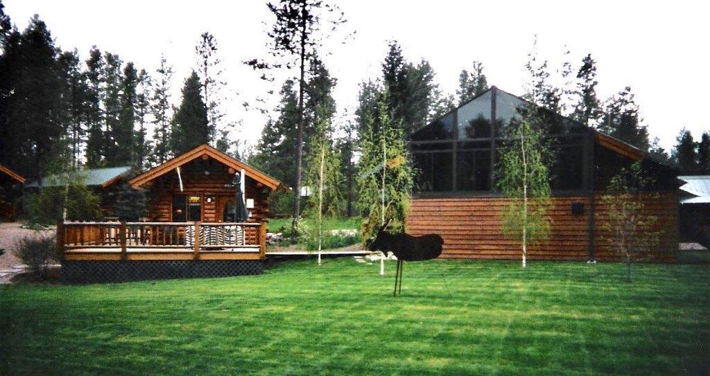 Silverwolf Log Chalets Coram Exterior photo